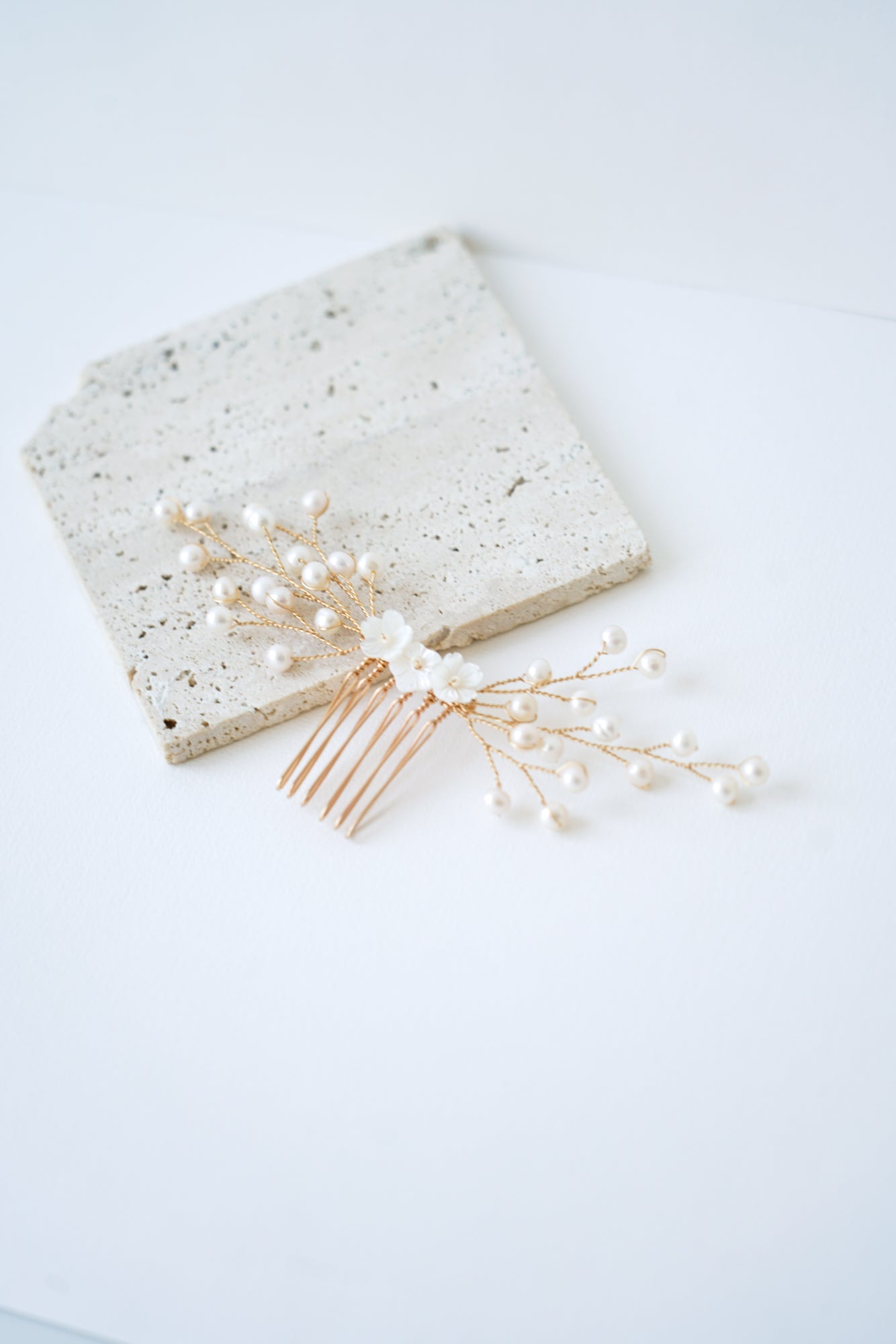 Vera - Peigne de mariée bohème perles d'eau douce et fleurs en nacre - Grand peigne - Atelier Lilac