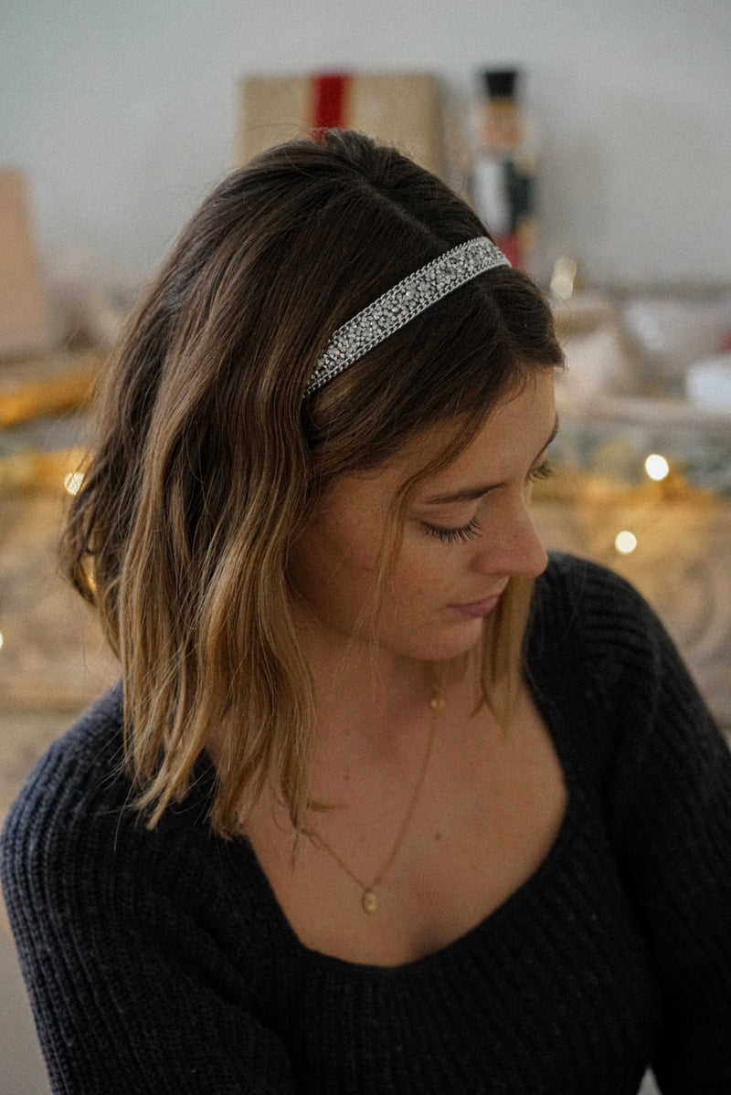 headband en argent avec des cristaux et des chaines sur une demoiselle d'honneur
