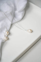 collier en argent avec une perle baroque et un zircon et les boucles d'oreilles avec la même perle