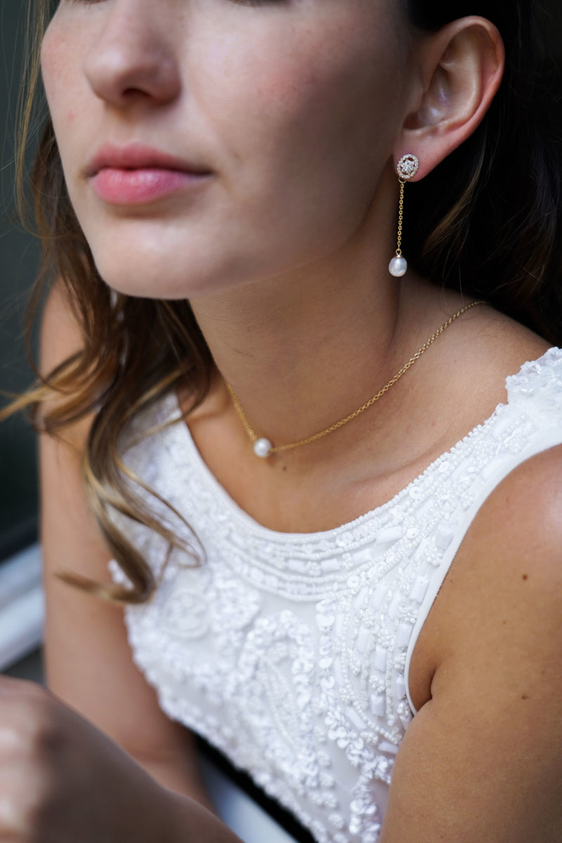 collier de mariage avec un pendentif perle naturelle et des boucles d'oreilles assorties