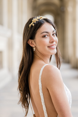 Mariée à Paris avec couronne de fleurs en or style bohème et boucles d'oreilles minimalistes en cristaux et perles