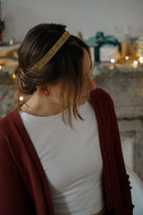 demoiselle d'honneur portant un headband en cristaux et en chaine en or