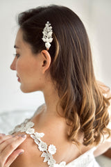 Mariée au style bohème portant un peigne de mariage floral et vintage en argent