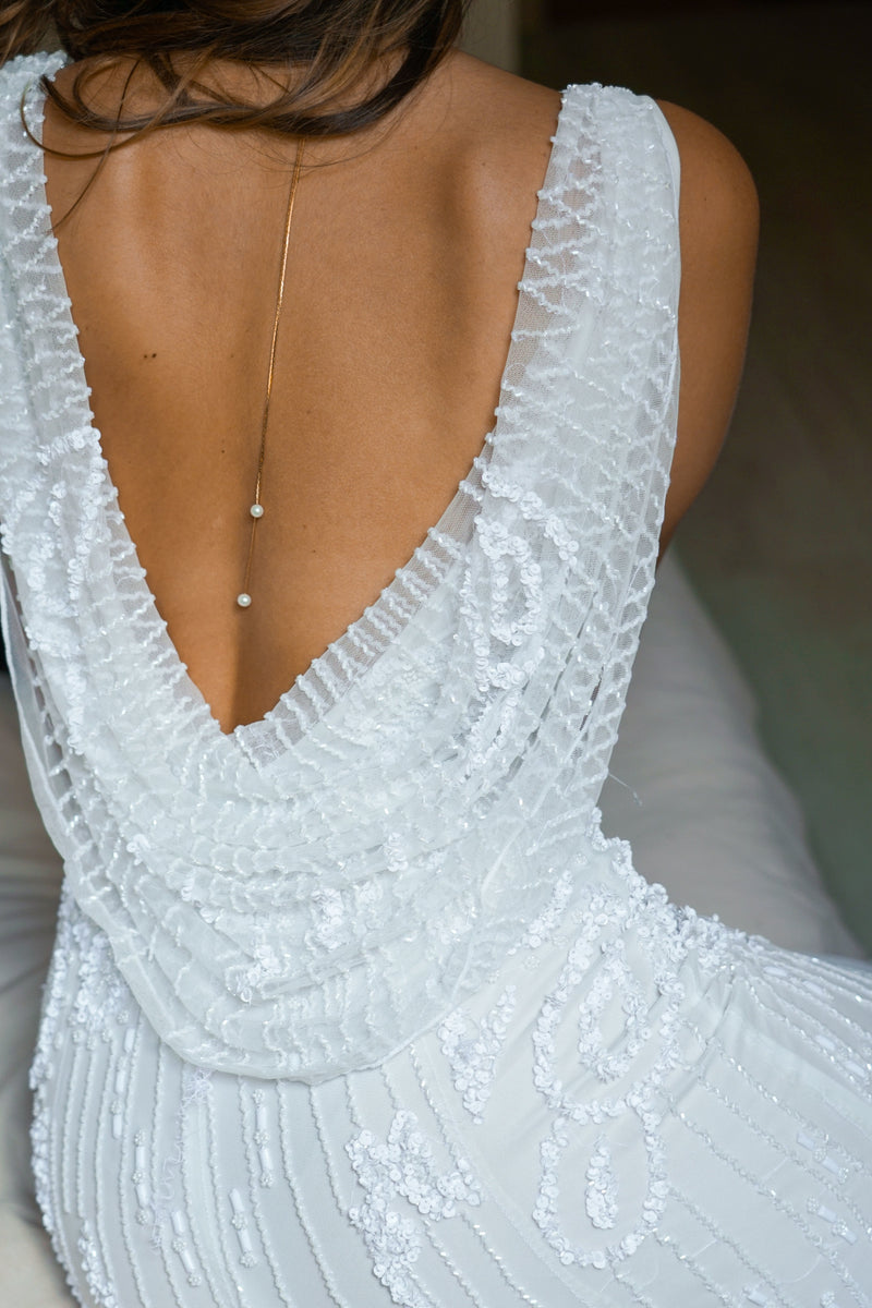 Bijoux pour le corps pour mariage minimaliste porté par une mariée