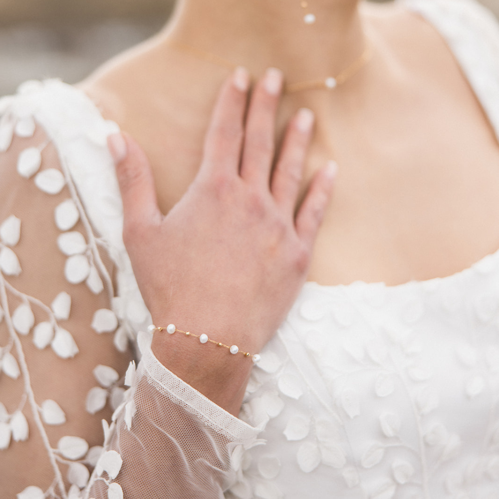 bracelet de mariage porté par une mariée en perles naturelles style minimaliste