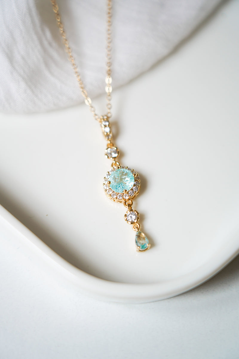 collier de dos bohème qui se termine par des cristaux de couleur bleu ciel pour quelque chose de bleu pour mariage