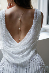 collier de dos pour mariage avec une chaine en or et 3 perles pour un mariage bohème