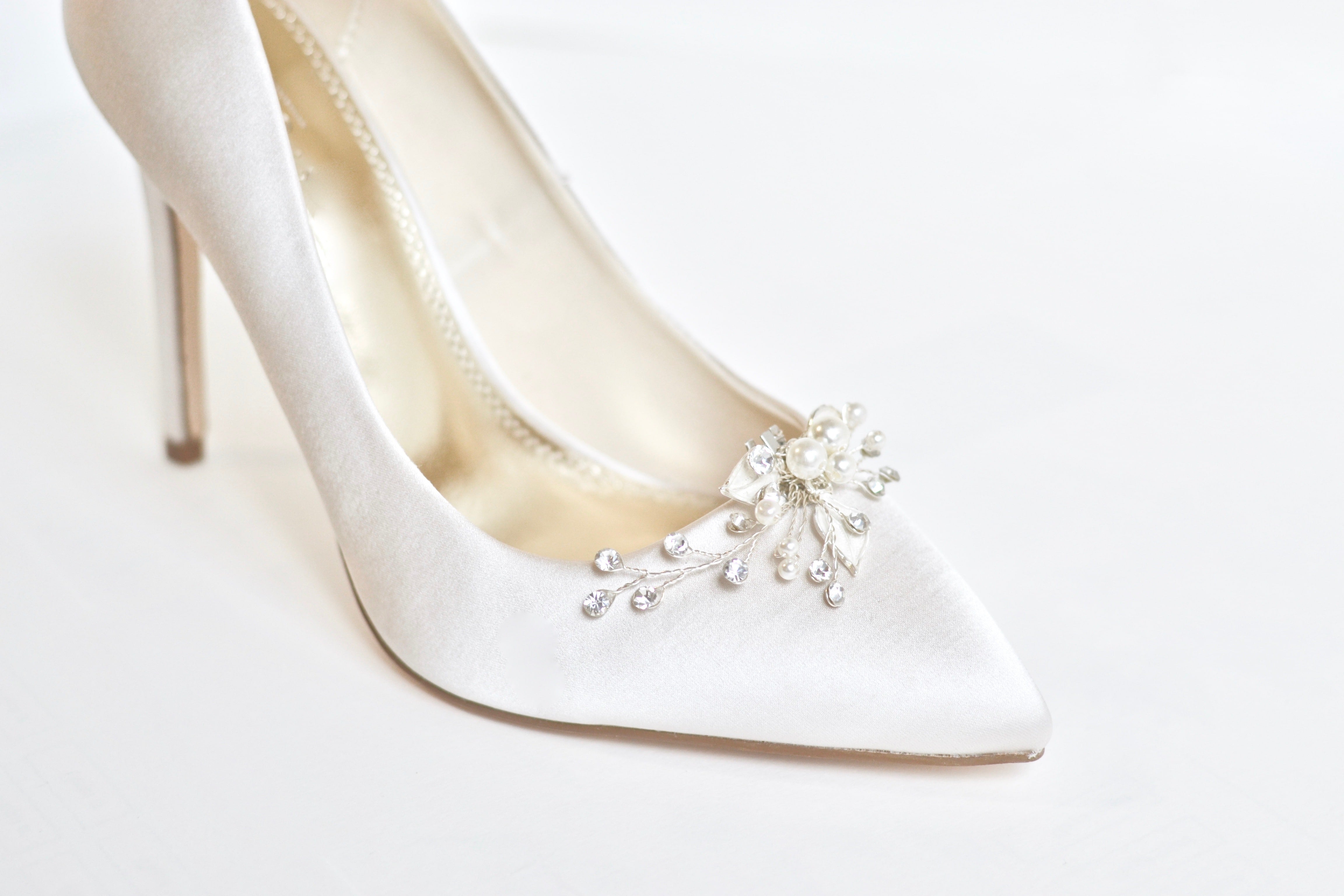 Clip à chaussure en cristaux et perles sur des chaussures de mariage