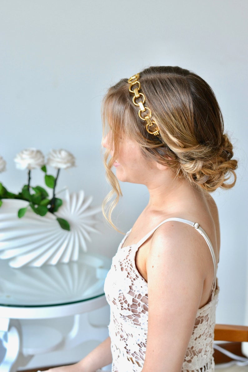 headband à grande maille en or porté sur une mariée blonde sur cheveux attachés en chignon