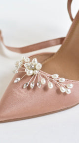 clip de chaussure pour mariage en perles et en strass sur un escarpin rose à bride