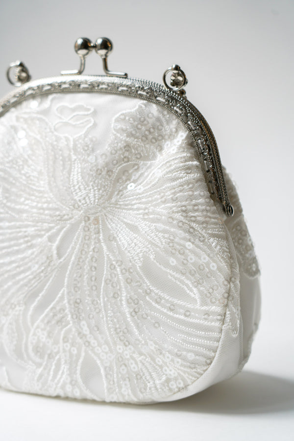 sac de mariage blanc avec un tissu en dentelle et sequin brillant avec une attache argenté