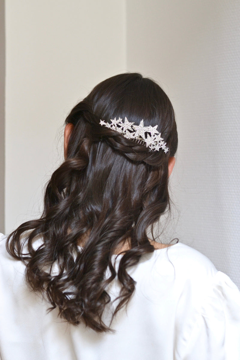 Mariée portant un peigne à cheveux étoiles et cristaux