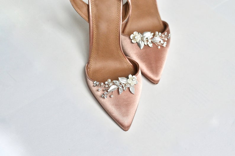 Clips à chaussures de mariage fleuris argent et perles sur talons roses