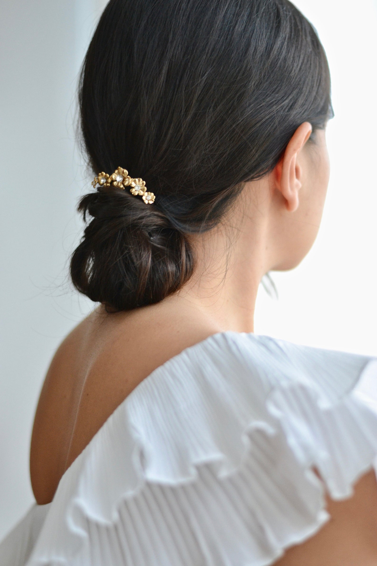 peigne de mariage en or floral porté sur un chignon bas