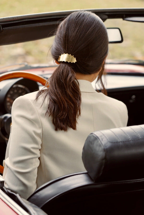 demoiselle d'honneur portant un élastique de mariage en queue de cheval base dans la voiture du mariage