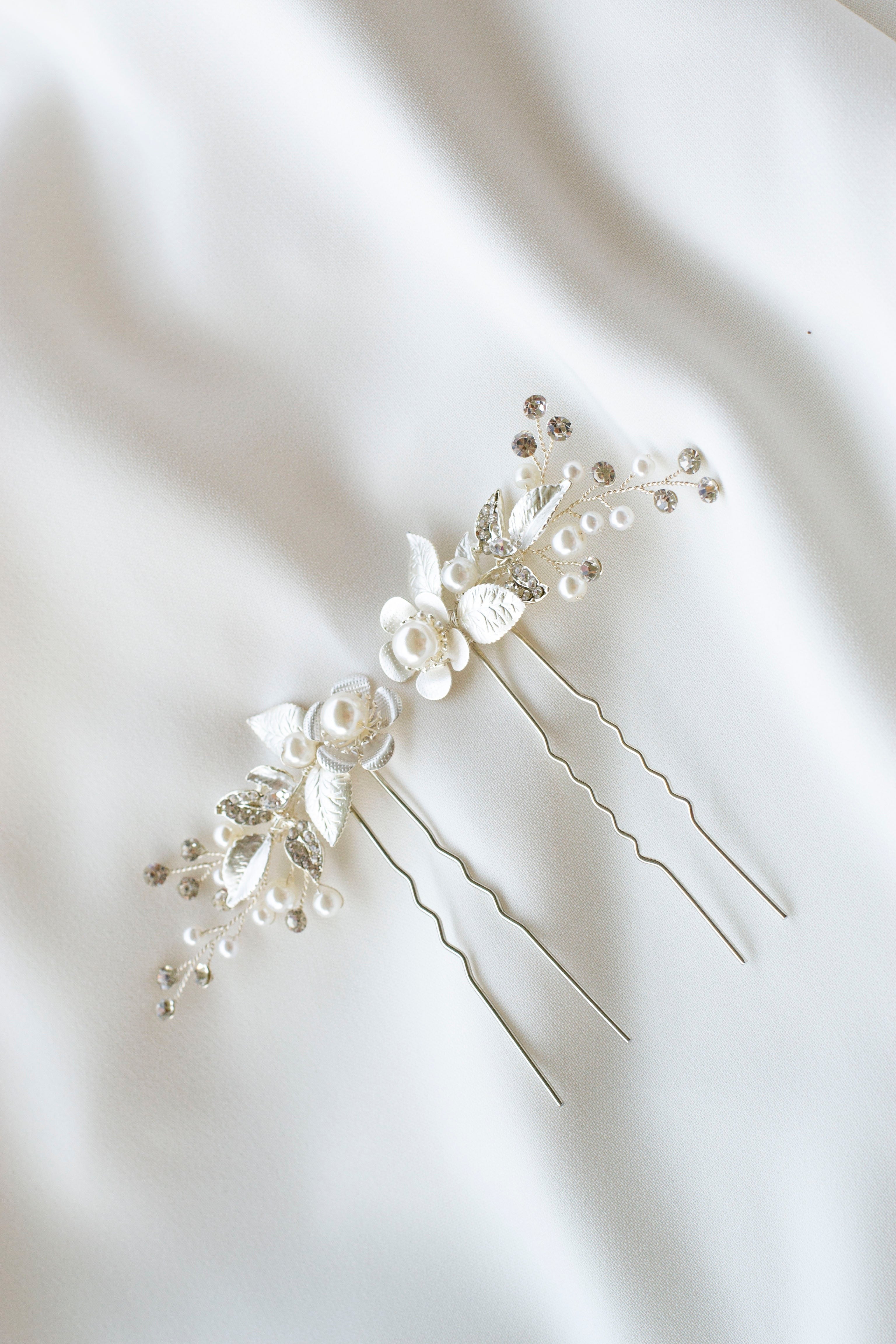 Deux pics à cheveux floraux en argent, perles et cristaux