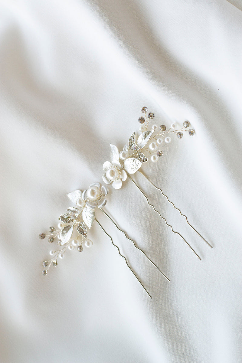 Deux pics à cheveux floraux en argent, perles et cristaux