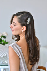 coiffure de mariage pour un theme céleste avec un peigne de 3 étoiles sur cheveux détachés