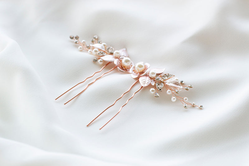 Deux pics à cheveux de mariage bohème fleuris en or rose à perles et cristaux