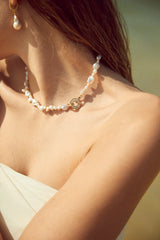 collier de mariage en perles naturelles baroque et une connecteur en or pour un mariage sur la plage