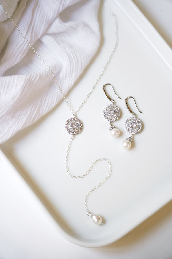 parure de bijoux mariage en argent avec des connecteurs en strass et des perles naturelles