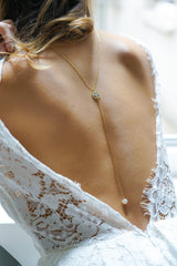 collier de dos en or avec un pendentif perle 