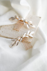 Peigne de mariage fleuri à feuilles dorées et argentées et perles naturelles blanches