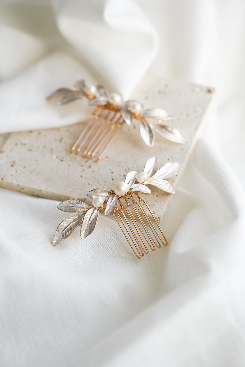 Peigne de mariage fleuri à feuilles dorées et argentées et perles naturelles blanches