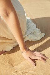 bracelet de mariage avec des perles naturelles blanches et des pierres naturelles bleu