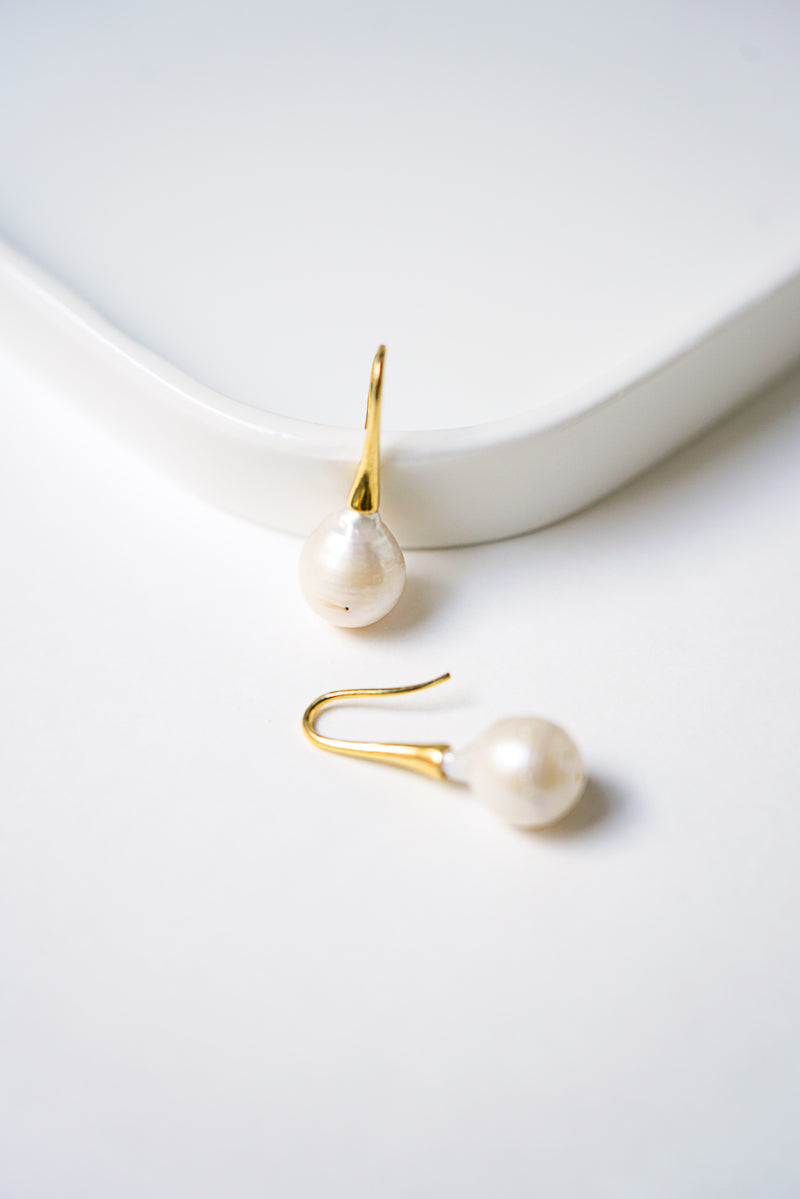 Boucles d'oreilles mariee moderne avec perle naturelles baroque