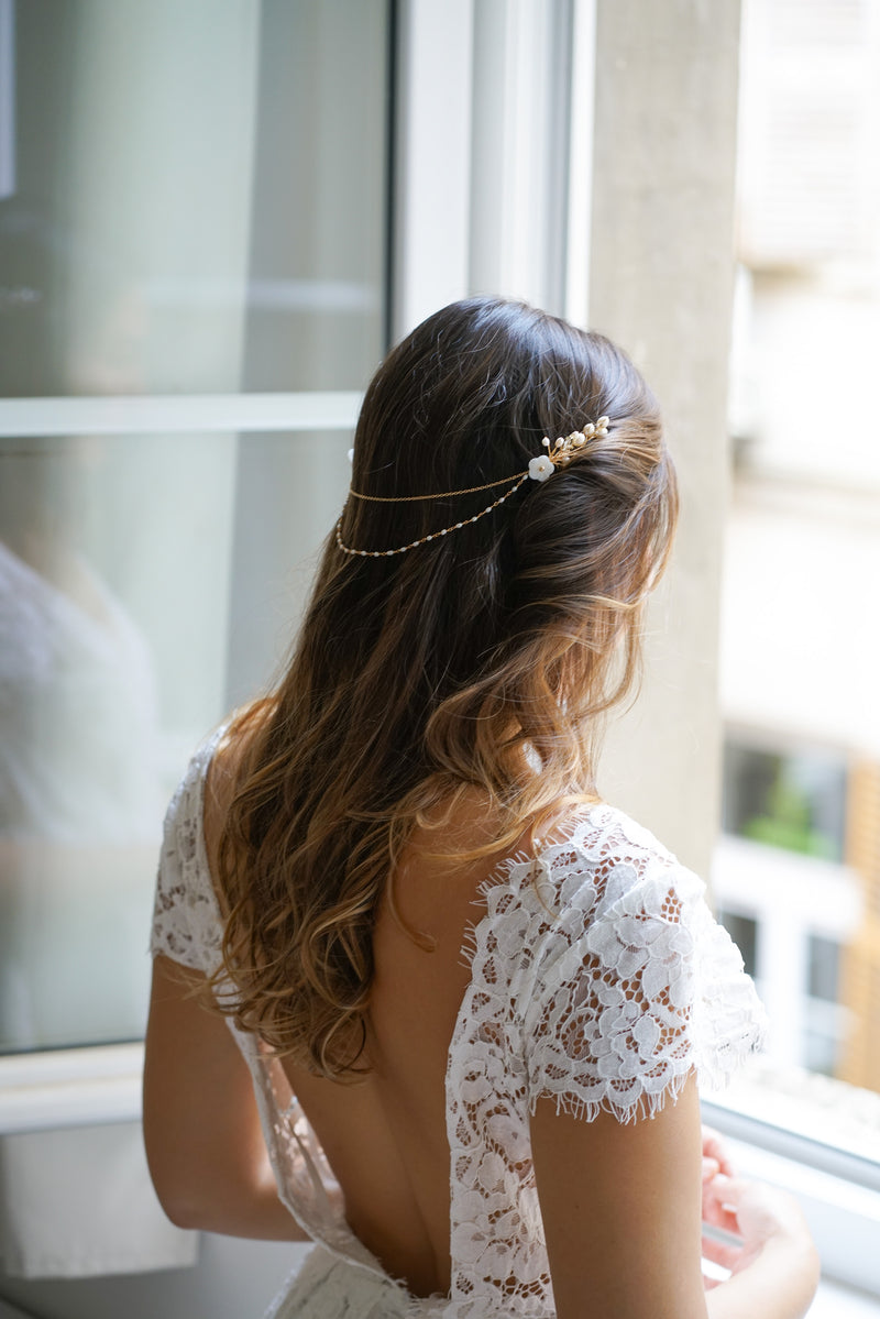 Mariée portant un bijoux de tête mariage doré à fleur