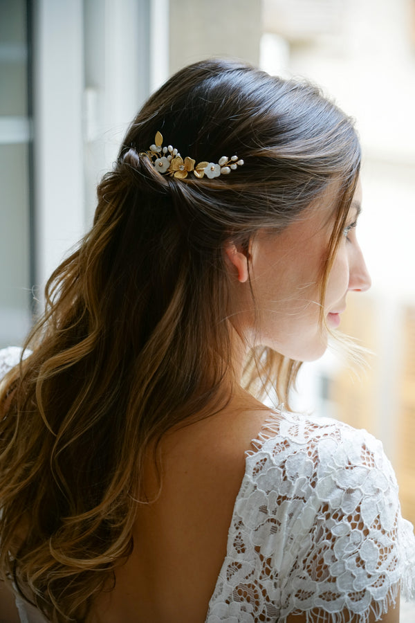 pic de cheveux pour mariage thème floral avec des fleurs en or et en nacre avec des branches de perles naturelles 