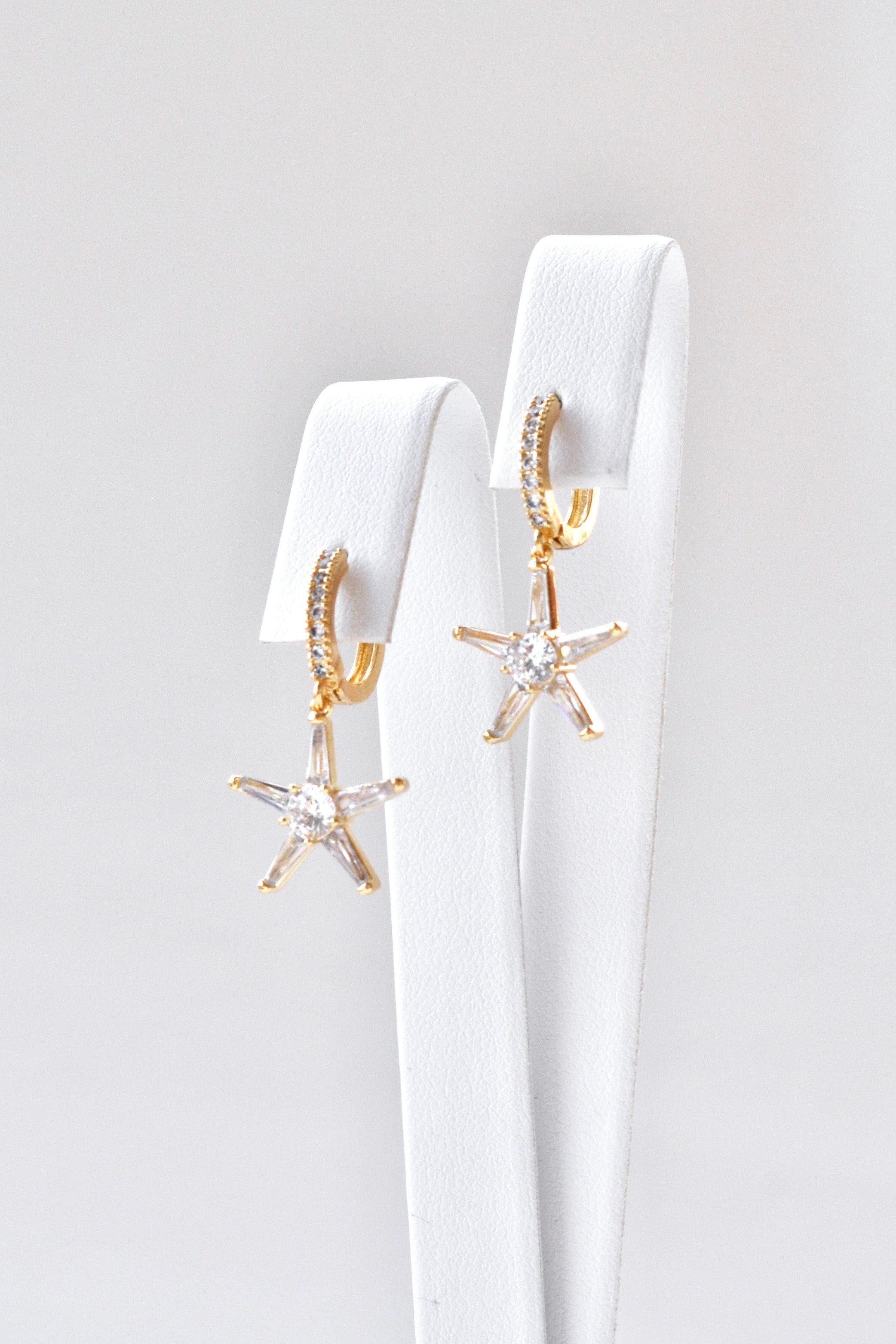 boucles d'oreilles pour invité mariage en forme d'étoile de mer sur un socle pour bijoux
