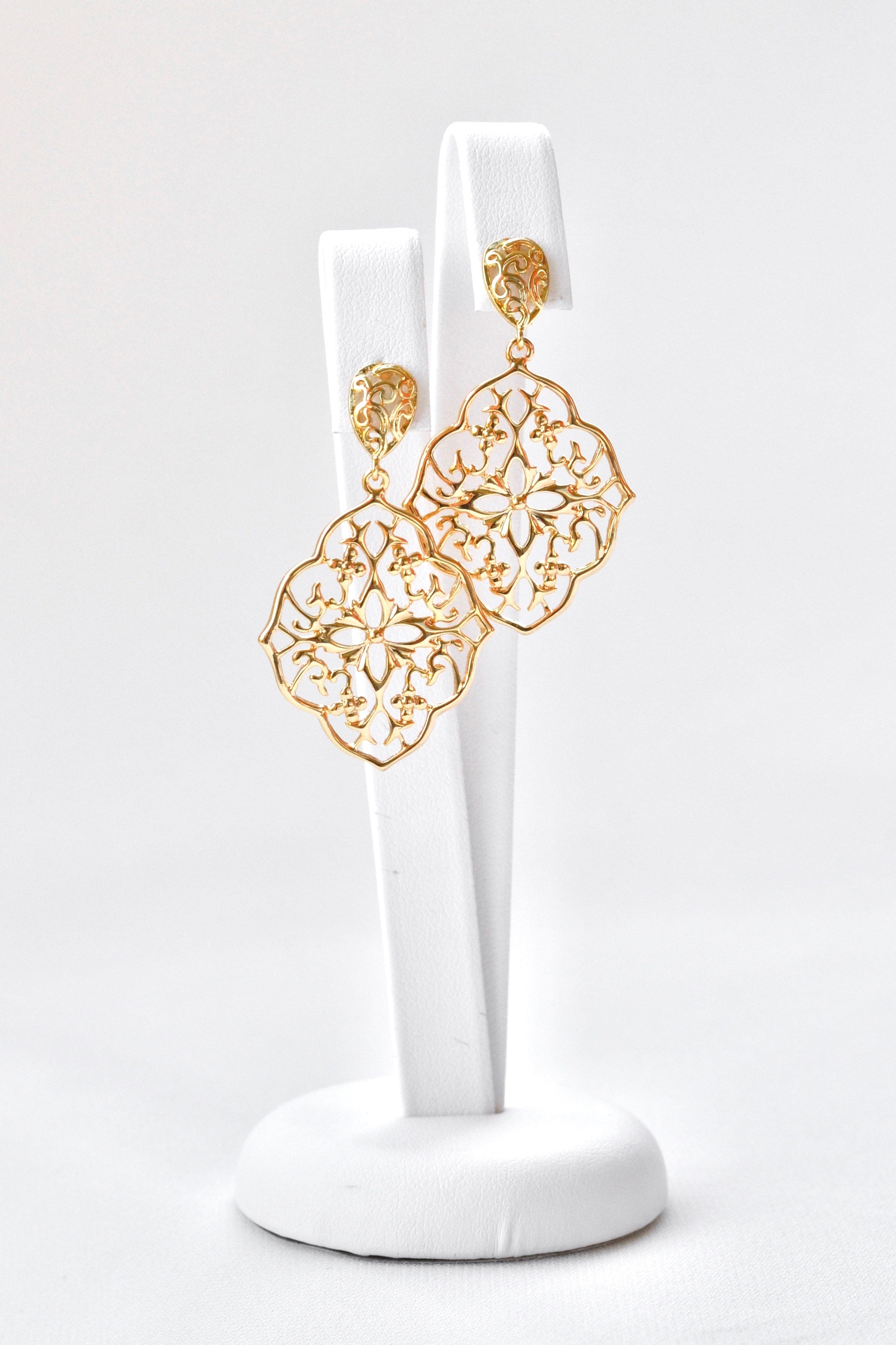 Boucles d'oreilles pendantes ornementales dorées romantiques