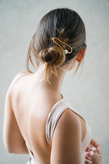 barrette minimaliste au style moderne en or avec un cristal brillant pour une coiffure d'invité de mariage