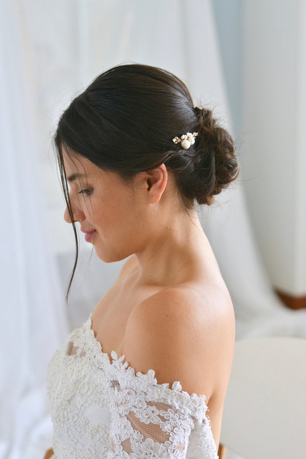 Mariée portant un pic à cheveux bohème à perles et cristaux