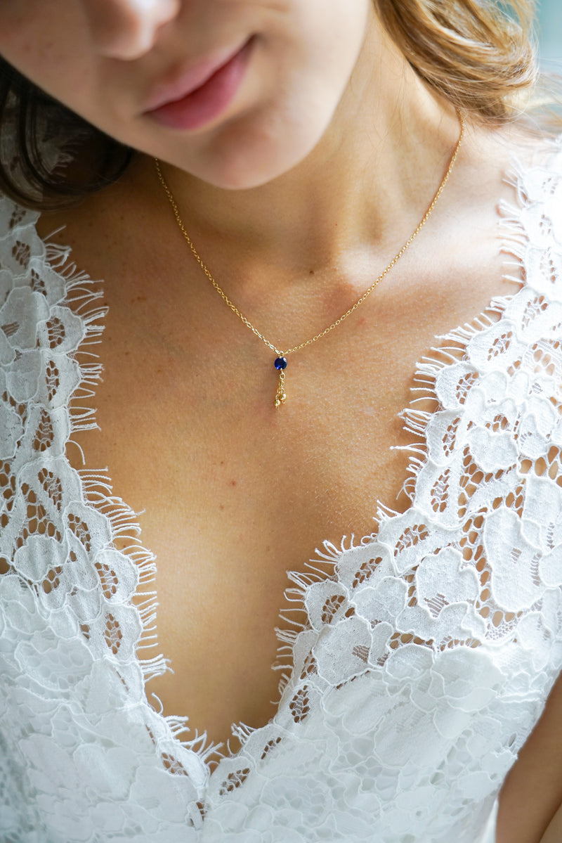 collier pour mariage avec une pierre naturelle bleu et deux petits pendents chaine en or