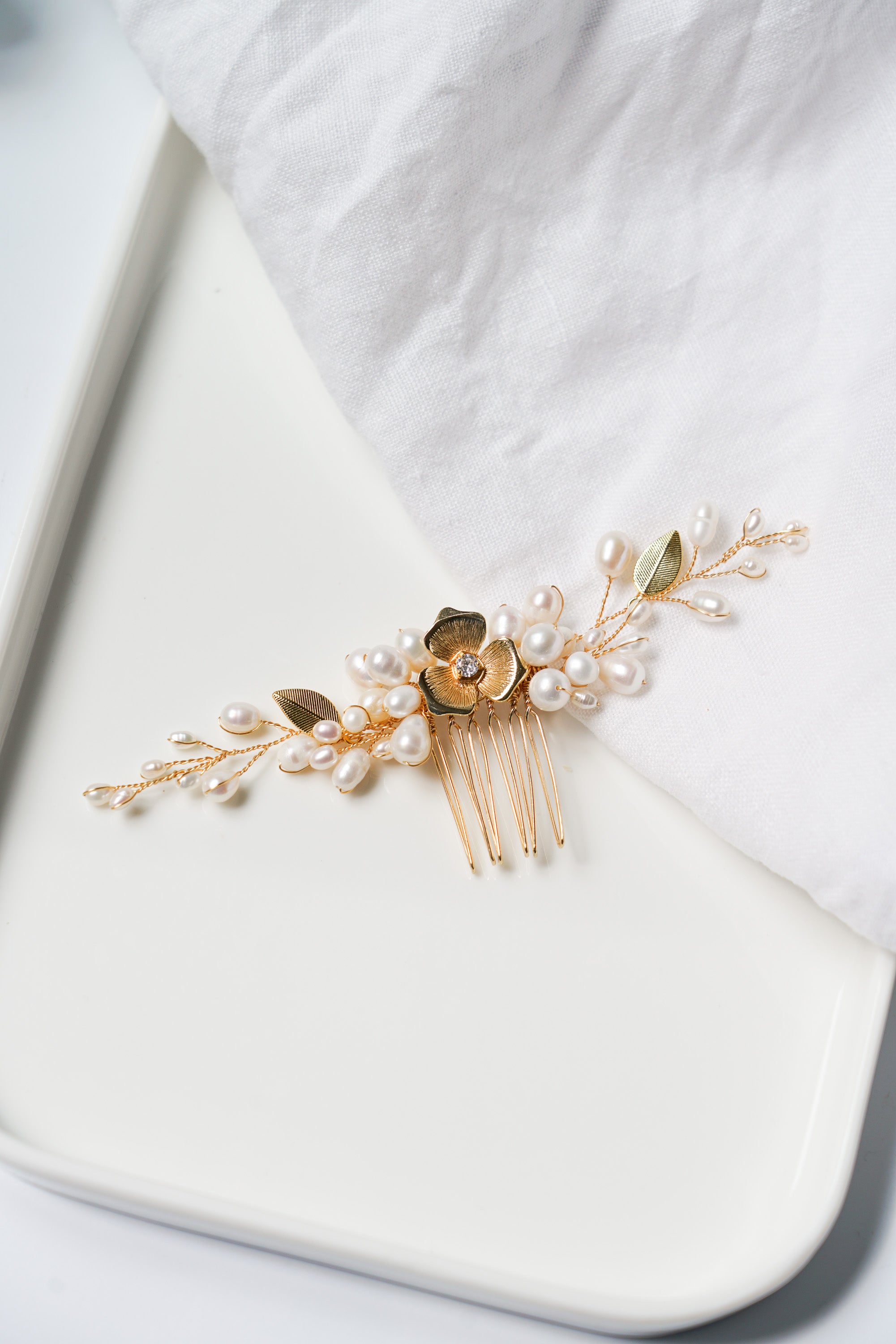peigne de mariée bohème à fleurs dorées et perles
