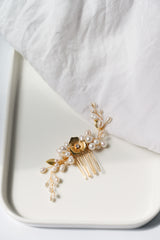 Peigne de mariée bohème à fleurs dorées et perles naturelles