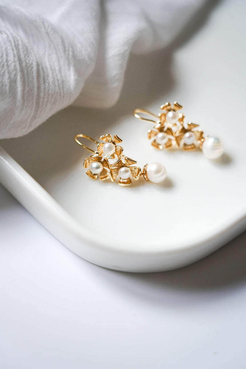Boucles d'oreilles trois fleurs dorées ornées de perles