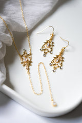 Boucles d'oreilles pendantes dorées et collier de dos style baroque