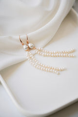 Boucles d'Oreilles Pendantes perles sur support blanc