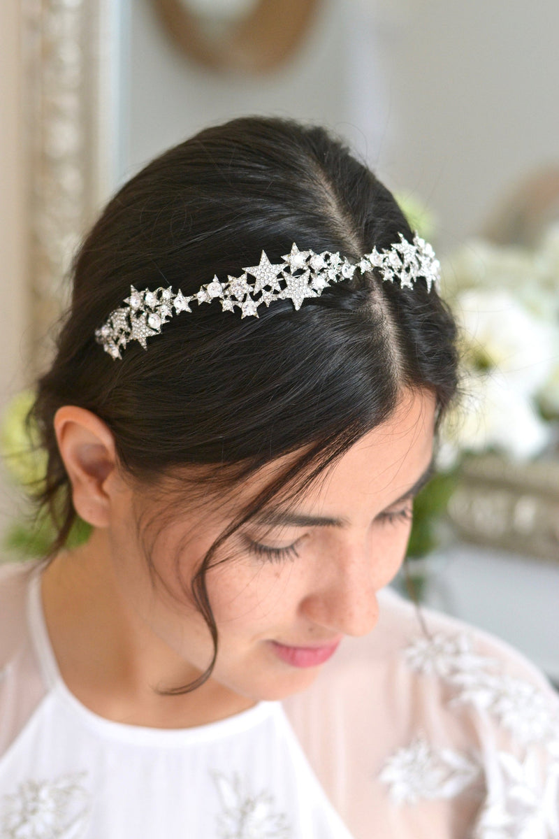 headband thème céleste formé avec des étoiles en argent porté par une mariée