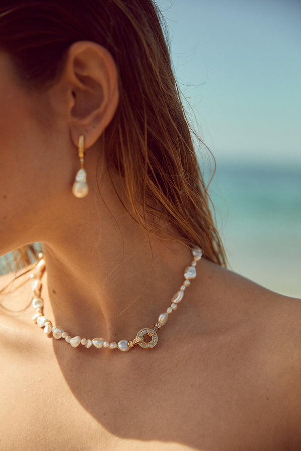 collier de mariage en perles naturelles baroque pour un mariage sur la plage