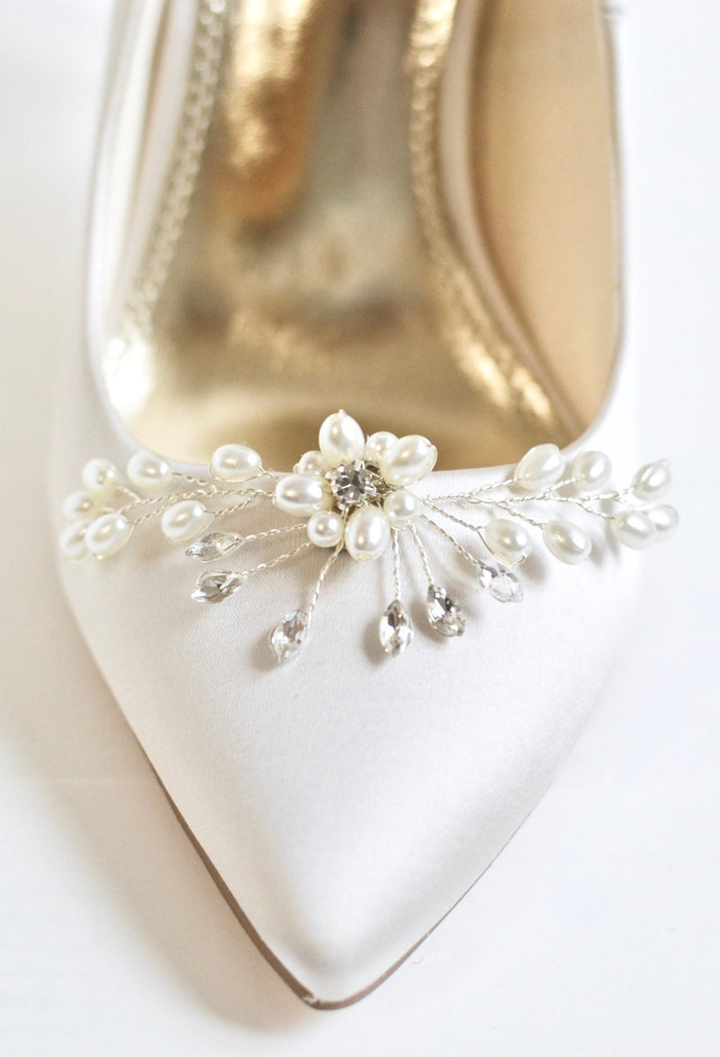 clip de chaussure pour mariage en perles et en strass sur un escarpin blanc à la semelle doré