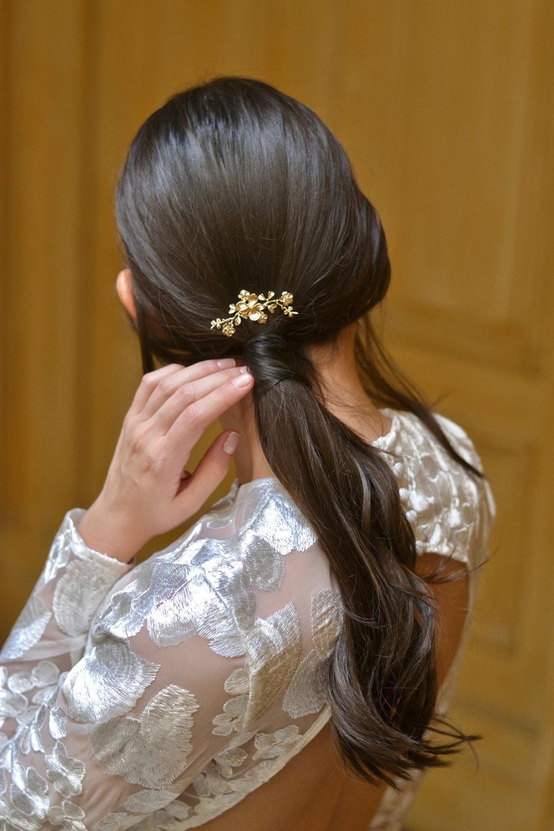 Petit pic à cheveux élégant et floral en or