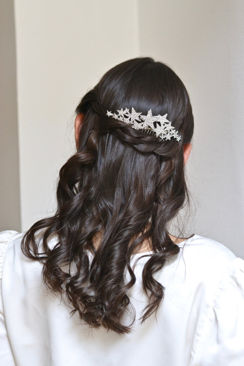 Mariée portant un peigne à cheveux céleste étoile et strass