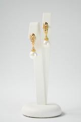 boucles d'oreilles vintage et bohème en or porté par une mariée avec son collier et sa robe de mariage