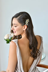 Mariée portant un peigne floral argent vintage et une robe à paillette pour mariage civil