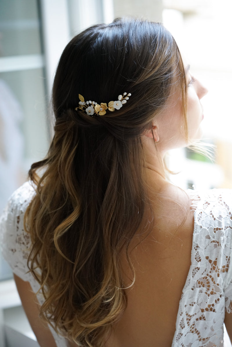 mariée coiffée avec un pic floral dans les cheveux